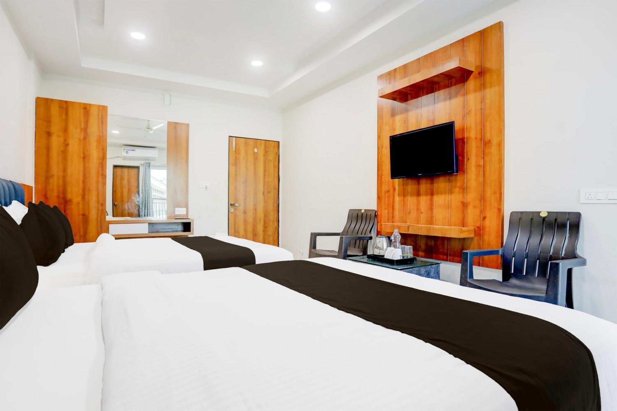 Super Townhouse Ambaji Formerly Hotel Kardhar Inn Екстер'єр фото