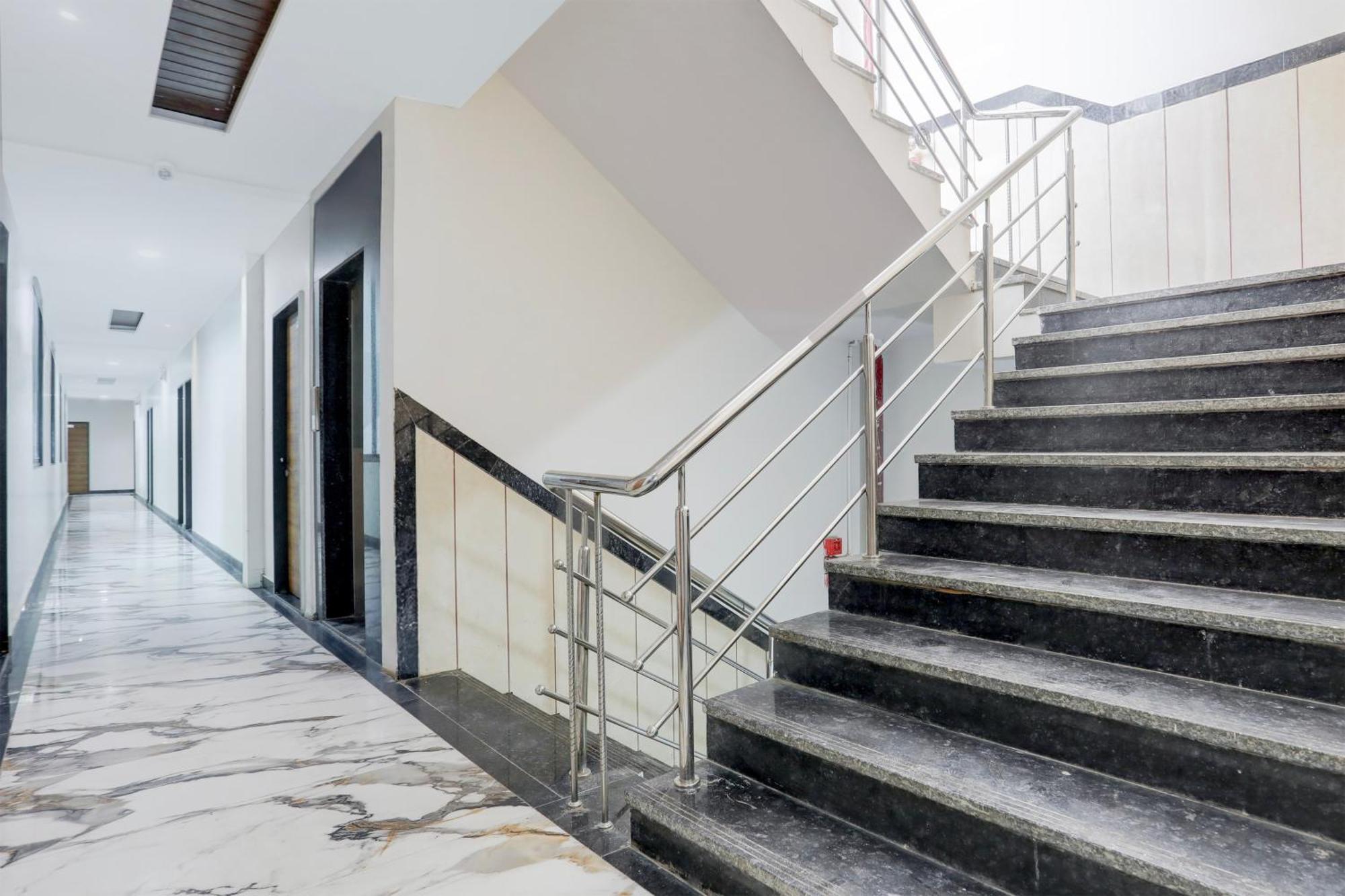 Super Townhouse Ambaji Formerly Hotel Kardhar Inn Екстер'єр фото