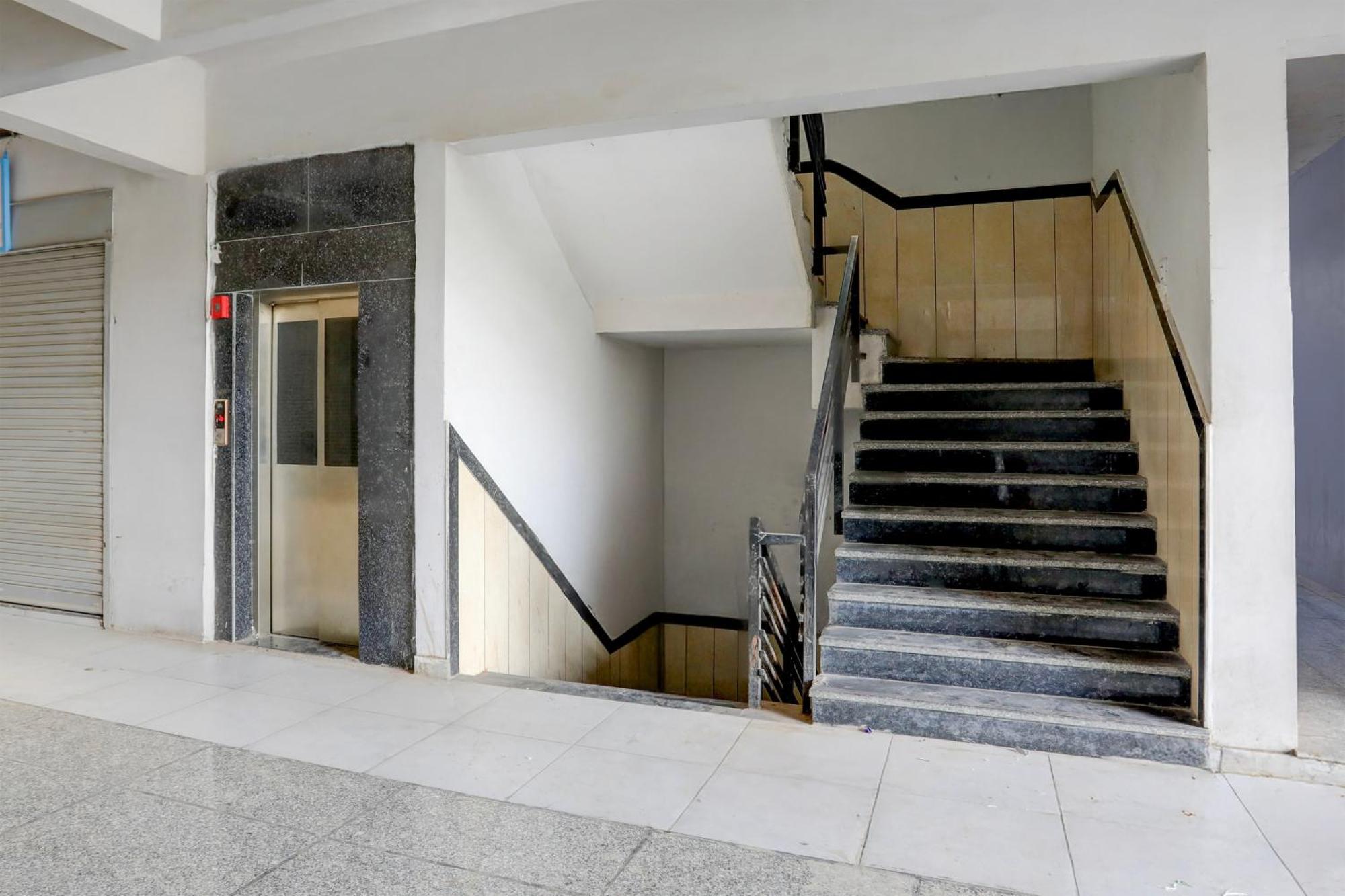 Super Townhouse Ambaji Formerly Hotel Kardhar Inn Екстер'єр фото