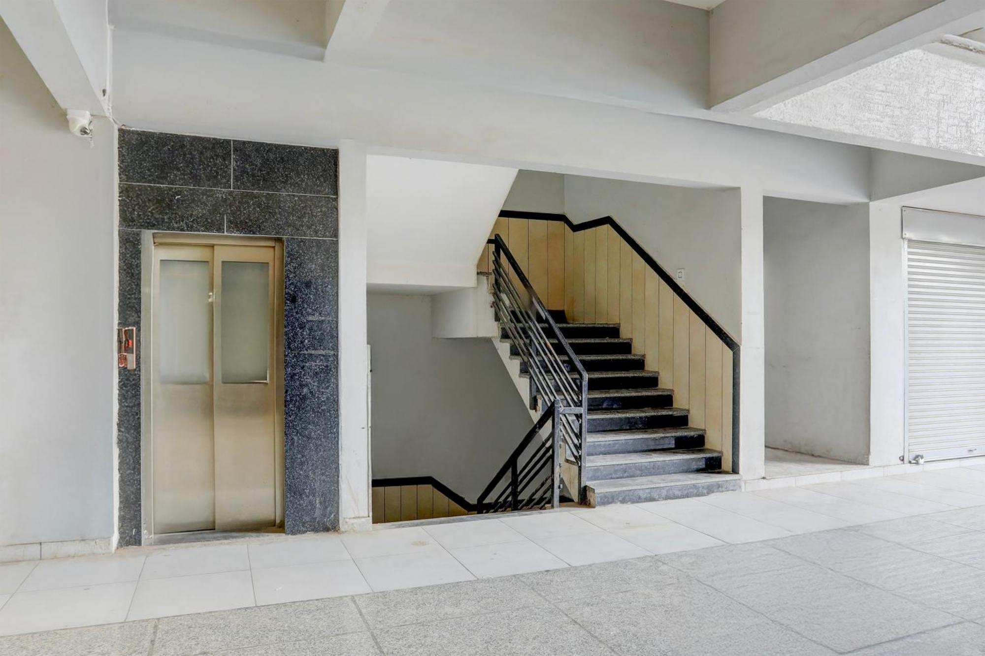Super Townhouse Ambaji Formerly Hotel Kardhar Inn Екстер'єр фото